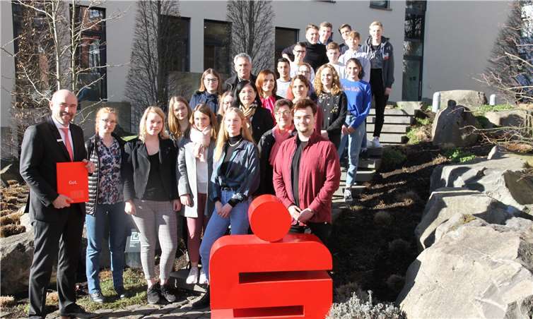 Sparkassendirektor Guido Mombauer (links) beglückwünschte im Beisein der Schulleiter Christa Killmaier-Heimermann (EKG) und Monika Schüller-Diewald (Realschule plus) gemeinsam mit den betreuenden Lehrern Wilhelm Buss (PJG) und Michaela Riek die glücklichen Kreis-Sieger der 36. Spielrunde des Planspiels Börse. Foto: privat