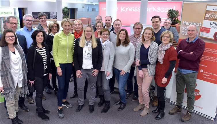 Sparkassenmitarbeiter und Vertreter der Barmer in Mayen freuen sich über den Besuch der zweimaligen Olympiasiegerin Heike Drechsler (vorne 3. v. l.)privat