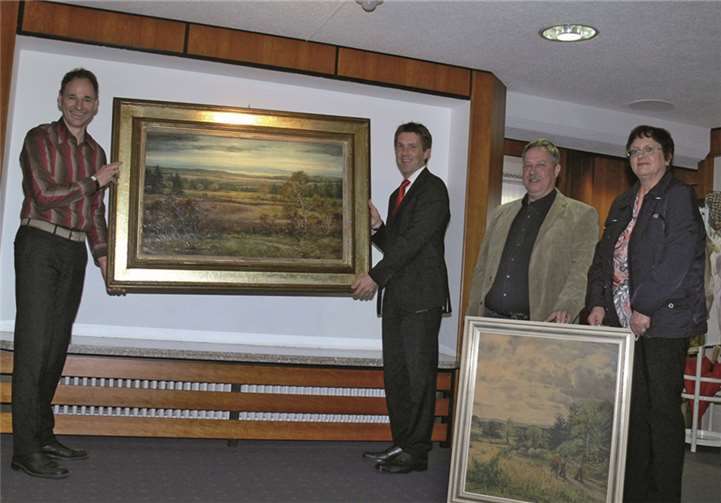 Sparkassenregionalleiter Frank Michels legte beim Platzieren des neuen Steib-Gemäldes gerne selbst mit Hand an.  TE