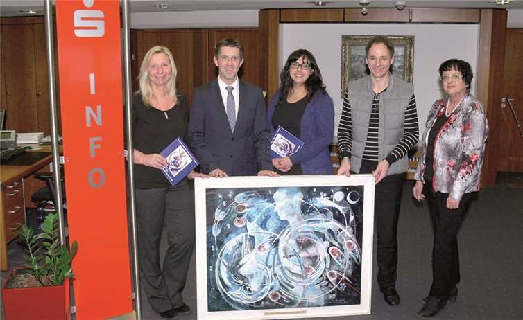 Sparkassenregionalleiter Frank Michels und sein Team freuen sich über das neue Steib-Gemälde im Foyer.TE