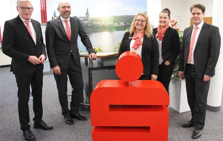 Sparkassenvorstand Dieter Zimmermann (l.) und Guido Mombauer (2.v.l.) besichtigten gemeinsam mit dem Bauleiter Thomas Sebastian (r.) die neue Geschäftsstelle in Oberwinter.Foto: KSK