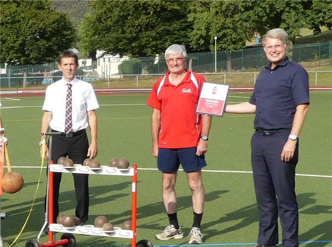 Sparkassenvorstand Eric Westerheide (re.) übergibt im Namen des Sparkassen- und Giroverbandes die Urkunde nebst Preisgeld an Matthias Klinkner von der Spvgg Cochem.