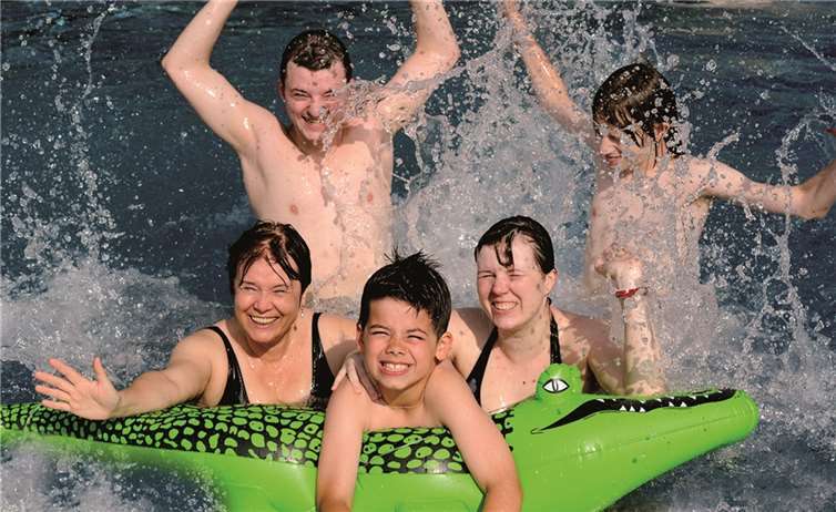 Spaß, Schwimmen und Saunieren auf gehobenem Niveau: In der Neuwieder Deichwelle ist Schwitzen mit verbrieftem Siegel in der Selection-Klasse angesagt. Und das großzügig gestaltete Bad bietet für jede Generation das passende Angebot.  Privat