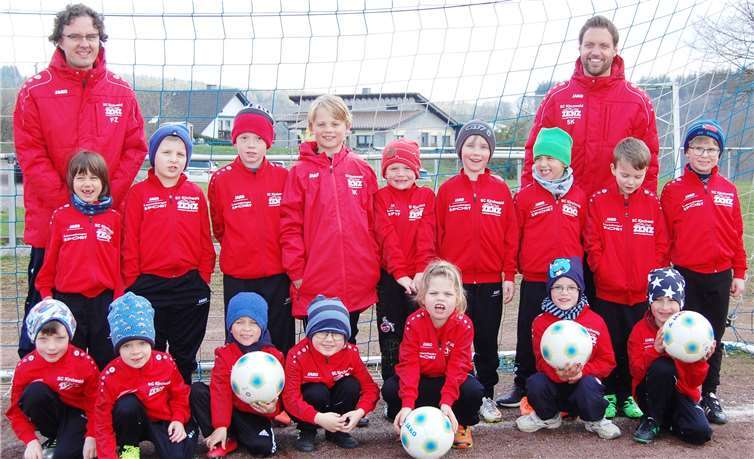 Spaß am Fußball: die Bambinis der JSG Kirchwald/Langenfeld mit den beiden Trainern Sascha Knoff (rechts) und Filip Zalewski. Fotos: SK