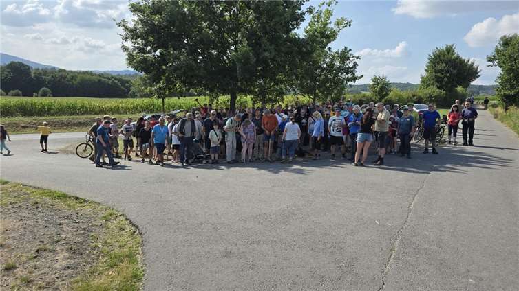 Spaß am Hobby haben und die Umwelt von Müll und Unrat befreien: Die Geocacher schauten in Mendig auch über ihre GPS-Geräte hinaus.  Foto: Manfed Westerdorf