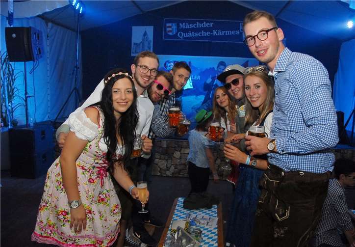 Spaß am etwas anderen Outfit hatten die Besucher des Oktoberfests auf der „Grussmäschder Quetsche-Kärmes“. Am Samstagabend ging es im Festzelt an der Luxemburger Straße hoch her. Fotos: KER