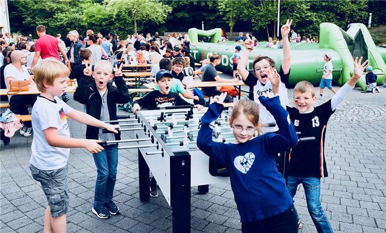 Spaß am kleinen und großen Kicker hatten Eltern und Kinder