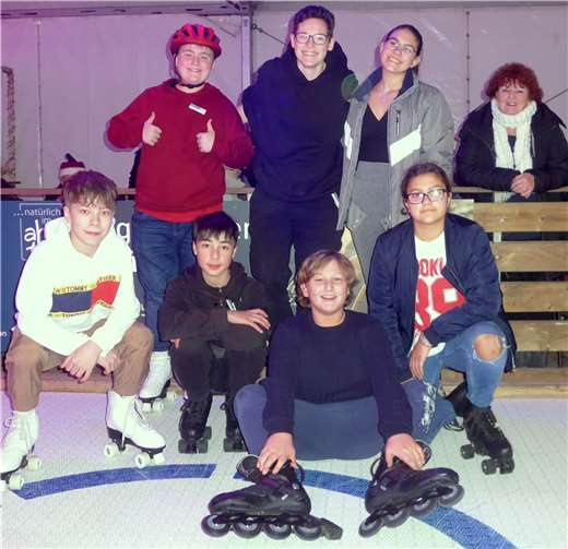 Spaß auf allen Seiten: Während die Jugendlichen die Rollschuhbahn unsicher machten, zogen sie die Blicke der älteren Generation auf sich.  Foto: DRK-Kreisverband Ahrweiler e.V.