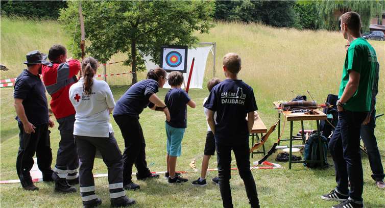 Spaß beim Bogenschießen hatten Groß und Klein.