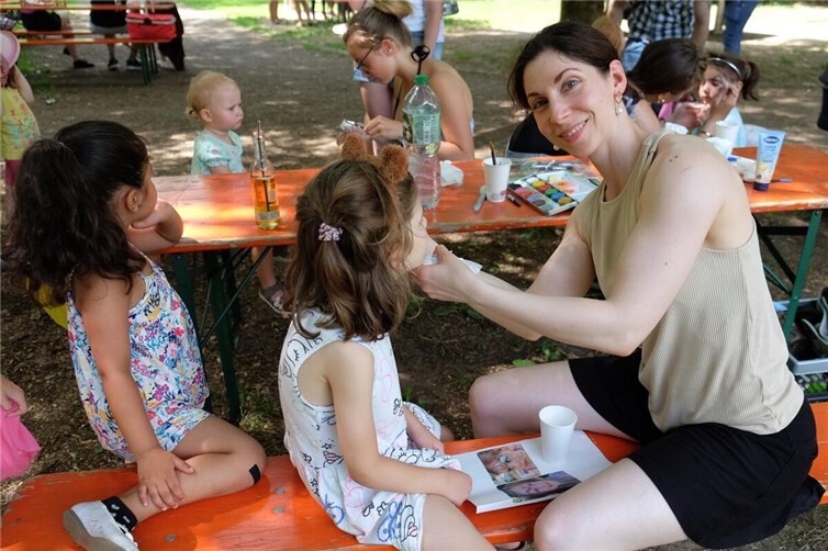 Spaß beim Kinderschminken (mit Laura Vossfeldt).