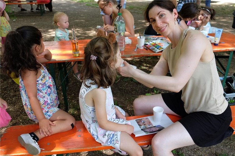 Spaß beim Kinderschminken (mitLaura Vossfeldt). Foto: Axel Holz