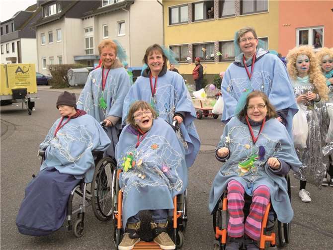 Spaß beim Straßenkarneval hatten (h.v.l.) Christine Egert, Rita Grünewald, Petra Müller, (v.v.l.) Bianca Wissem, Klaudia Hilger und Katharina Pott.privat