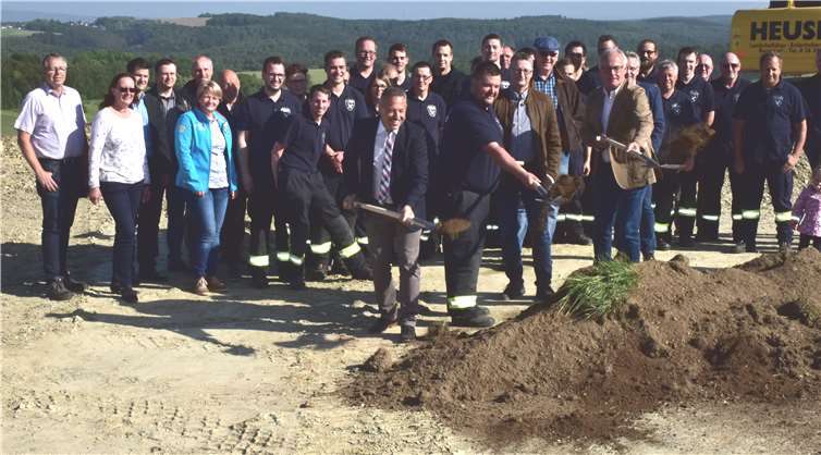Spaß beim ersten Spatenstich hatten nicht (von links) Bürgermeister Hans-Werner Breithausen, Wehrführer Christian Merkelbach, Wehrleiter Peter Schäfer und Architekt Thomas Koch, sondern auch die Zuschauer.