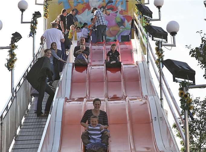 Spaß für Groß und Klein auf der „Euro-Rutsche“. StF