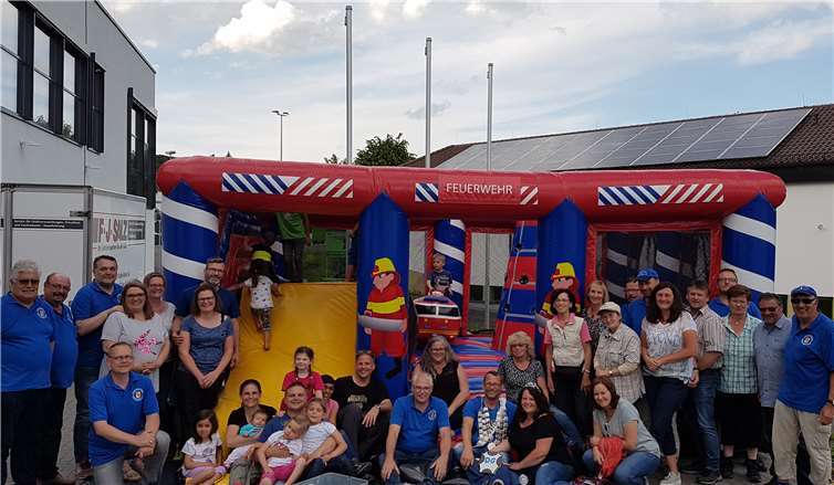 Spaß für Jung und Alt bot der Familienwandertag der Dorfgemeinschaft St. Katharinen. Besondere Attraktion für die kleinsten Gäste war die riesige Hüpfburg. Fotos: privat