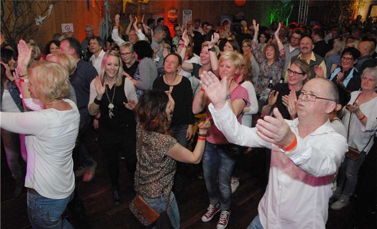 Spaß haben, tanzen, klatschen, lachen: So ging es die ganze Nacht beim Mega-Tanz unter dem Maibaum.KER