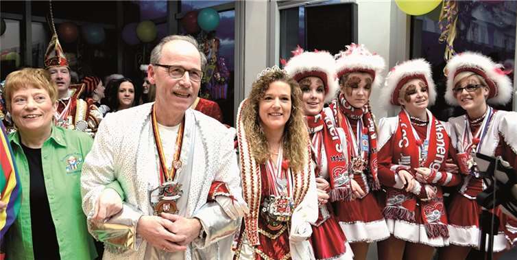 Spaß hatte Bürgermeister Georg Hollmann, als er mit Prinzessin Sara aus Kaltenengers schunkelte. HEP