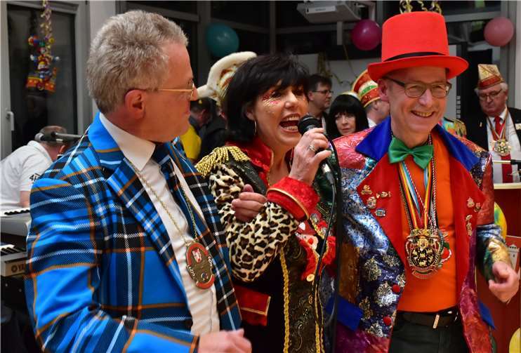 Spaß hatte Bürgermeister Hollmann (r.)beim Auftritt der Singenden Wirtin Jutta Kremer.