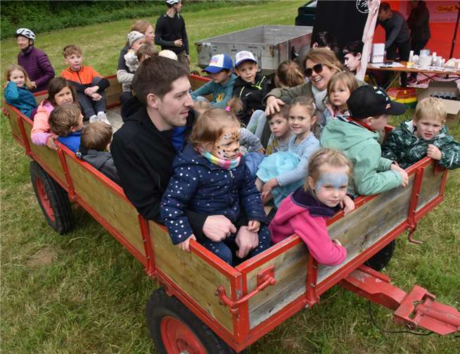 Spaß hatten die Kinder im Traktoranhänger bei Rundfahrten über die Wiedwiese bei Hausen.
