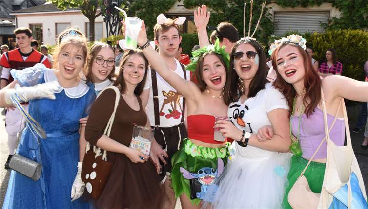 Spaß hatten diese Mädchen beimsommerlichen Kleinmaischeider Karnevalsumzug.