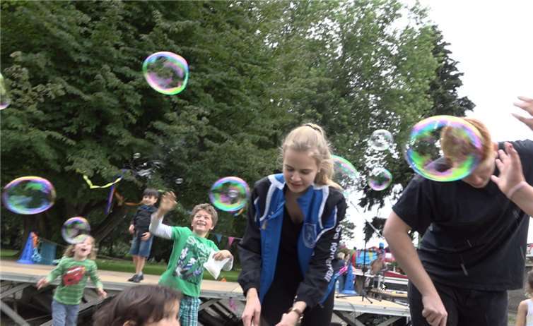 Spaß machten auch die Riesenseifenblasen.