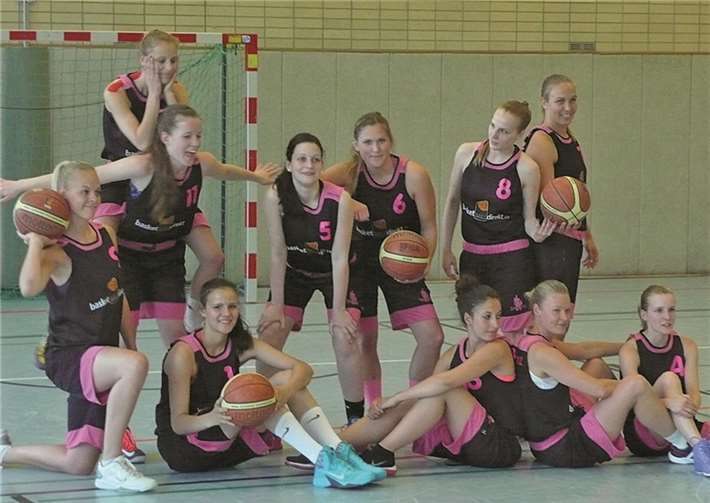 Spaß und Akrobatik gehören zum Pausenprogramm der Damen des BBC Linz dazu.privat