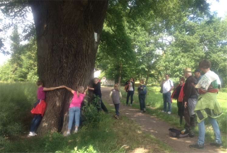 Spaß und Geselligkeit für Jung und Alt verspricht der Familienwandertag der Katholischen Familienbildungsstätte in Miesenheim. privat