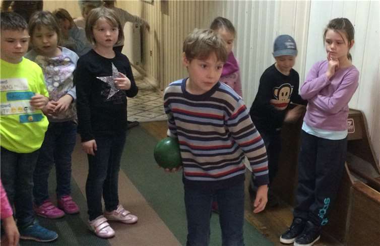 Spaß und Spannung auf der Kegelbahn hatten die Kinder im Restaurant Himalaya. privat