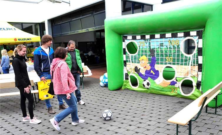 Spaß und Spannung war an der Fußballtorwand angesagt.