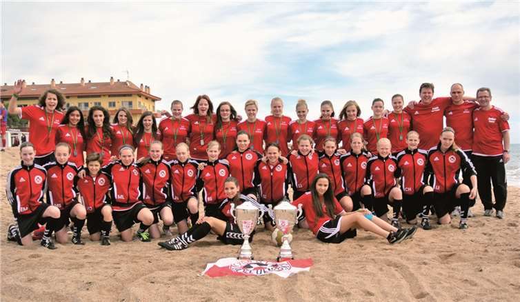 Spaß und Sport an Spaniens Mittelmeerküste für die jungen Mädels des SC 13.  Privat