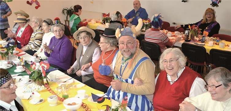 Spaß und gute Laune beim Seniorentreff Merzbach/Neukirchen: Ortsvorsteher Kalle Kerstholt (Mitte im Obelix Kostüm) fordert zum Schunkeln und Mitsingen auf. Die Senioren sind mit Begeisterung dabei. privat