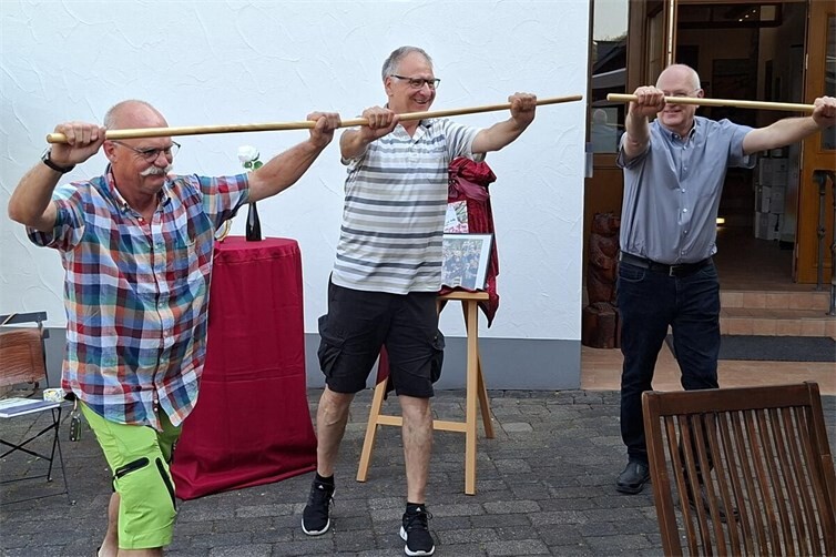 Spaßige Leibesübungen der Herrn sorgten für Erheiterung