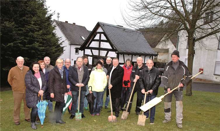 Spatenstich: Vorsitzender Backesverein Udo Heimer, 1. Beigeordneter Verbandsgemeinde Adenau Jürgen de Temple, Landrat Dr. Jürgen Pföhler (5.v.r.), Ortsbürgermeister Manfred Hoffmann (7.v.l.). UM