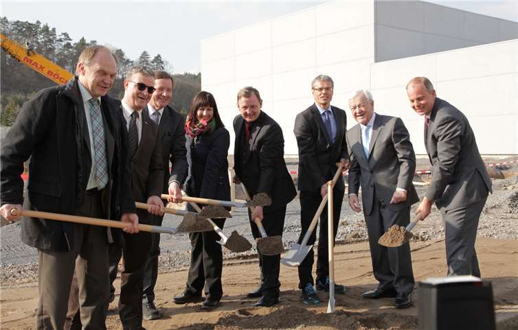 Spatenstich bei Griesson - de Beukelaer in Kahla (v.l.): Andreas Heller (Landrat), Albert Helmut Weiler (MdB CDU), Andreas Land (Geschäftsführender Gesellschafter), Claudia Nissen-Roth (Bürgermeisterin Kahla), Bodo Ramelow (Ministerpräsident), Steffen Ritter (Werkleiter Kahla), Heinz Gries (Ehrenvorsitzender des Stiftungsrates) und Christoph Osegowitsch (Geschäftsführer GdB Produktion und Technik).Privat