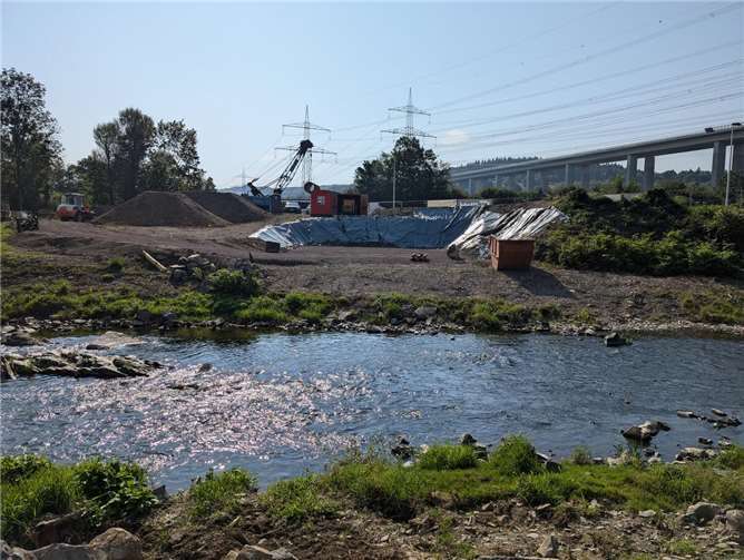 Spatenstich der HeppingerBrücke, ein Symbol für die Fortschritte beim Wiederaufbau – Fortschritte, die durch die jüngste Anpassung der Durchflusswerte in Zukunft leider seltener zu sehen sein könnten.  Foto: privat