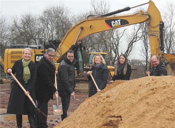 Spatenstich für das neue Kunstrasenfeld am Sportplatz Waldschule. An den Spaten: (v.l.) Gabi Wieland, Andree Stein, Ralf Kohlhaas, Astrid van Bergh-Claeys, Cane Ortakaya, Frank Zei und Jürgen Müllender. Foto: Stadt Montabaur