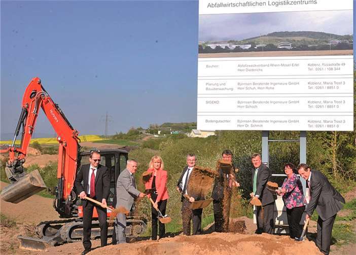 Spatenstich für das neue Logistikzentrum mit Wertstoffhof auf der Zentraldeponie Eiterköpfe (v.l.n.r.): Abfallzweckverband-Geschäftsführer Frank Diederichs, Landrat Manfred Schnur (Kreis Cochem-Zell), Bürgermeisterin Marie-Theres Hammes-Rosenstein (Stadt Koblenz), Landrat Dr. Alexander Saftig (Kreis Mayen-Koblenz), Burkhard Nauroth (Verbandsvorsteher des Abfallzweckverbands), Präsident Dr. Ulrich Kleemann (SGD Nord), Ortsbürgermeisterin Rita Hirsch (Ochtendung) und Bürgermeister Maximilian Mumm (VG Maifeld).privat