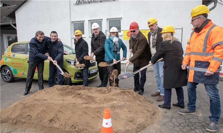 Spatenstich für das schnelle Internet in Queckenberg mit (von links) Christian Lancry und Nikolaos Pantios von bn:t, Ratsmitglied Lorenz Euskirchen, Bürgermeister Stefan Raetz, Ortsvorsteherin Ilka Rick, Günther Blatzheim, Andreas Kühl vom Bauunternehmen Klenk, Bettina Blatzheim und Bauleiter Hajo Allmang. Foto: Jost