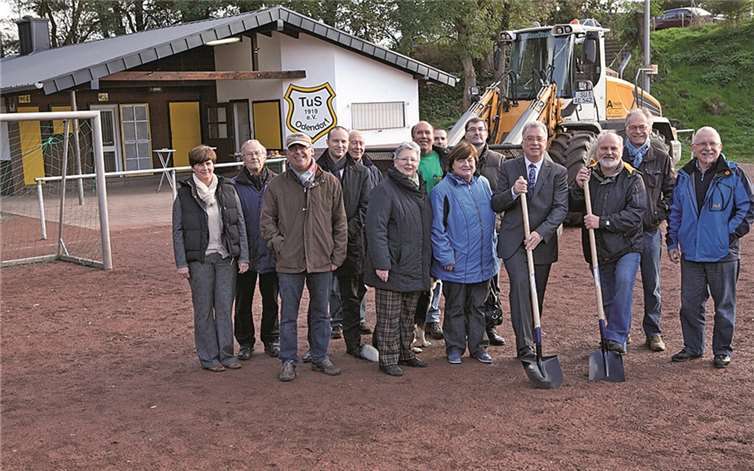 Spatenstich für den Kunstrasenplatz in Odendorf: Bürgermeister Eckhard Maack und TuS-Vorsitzender Werner Metzmacher haben die Schaufeln im Anschlag. VJ