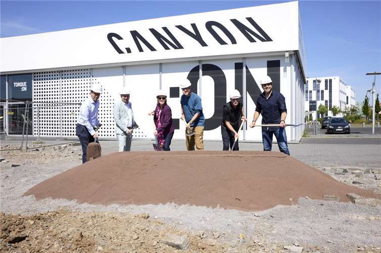 Spatenstich für den neuen Canyon E-Bike Store: Christoph Helbich (geschäftsführender Gesellschafter SHA); Alexander Arnold (Niederlassungsleiter GOLDBECK); Anja Knura (Geschäftsführerin GOLDBECK Südwest); Roman Arnold (Canyon Gründer); Dr. Thomas Baumann (Canyon Chief Group Development Officer); Nicolas de Ros Wallace (Canyon CEO). Foto: Canyon