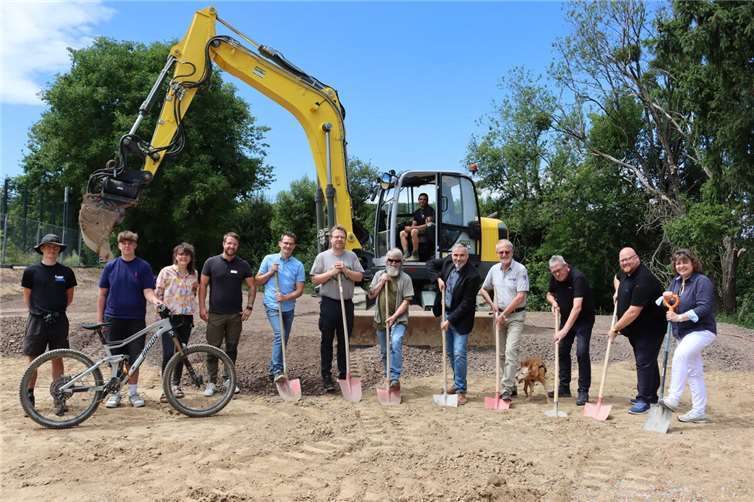 Spatenstich für den neuen Pumptrack. Mit dabei waren: (v.r.) Stadtbürgermeisterin Melanie Leicher, Citymanager Oliver Krämer, die Beigeordneten Harald Hansen, Dr. Andreas Wechsung und Sascha Kniel, die Ortsvorsteher Jörg Mattern (Horressen) und Andreas Lorenz (Elgendorf), für die Verwaltung Kay Bröhl und Christian Kunoth als Projektleiter Tiefbau, Larissa Metz von JumaZu, Lasse Krätz als Vertreter Jugendlichen sowie Patrick Verdenik und Tom Stöckert von Dirtways.  Foto: Stadt Montabaur / Christina Weiß