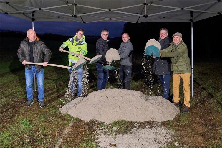 Spatenstich für die Erweiterung des Solarparks Görgeshausen: (v.l.) Reinhard Horn (enatek), Martin Satony (evm), Präsident des rheinland-pfälzischen Landtags Hendrik Hering, Jannik Horn (enatek) sowie der aktuell Ortsbürgermeister und Geschäftsführer der EGG Martin Bendel und der ehemalige Ortsbürgermeister und Geschäftsführer Theodor Burkhardt. Foto: Sascha Ditscher.