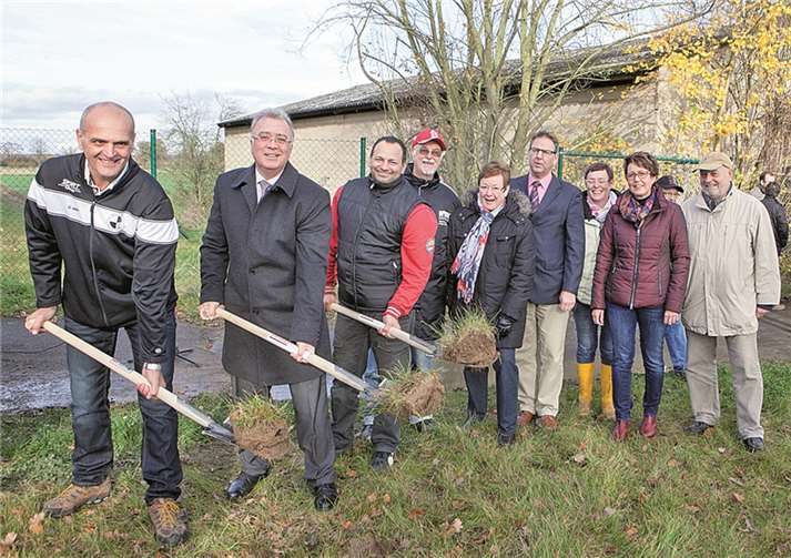Spatenstich für die Gemeinschaftssportanlage Buschhovens/Morenhoven: Hertha-Chef Werner Neffgen, Bürgermeister Eckhard Maack, SVS-Vorsitzender Luigi Belgiovine, Fußballkreis-Vize Jan-Günther Naß, Ortsvorsteherin Bärbel Eichmanns, Kreisdezernent Thomas Wagner, Ratsmitglied Tanja Pleßer, die Kreistagsabgeordnete Brigitte Donie und Fußballkreis-Ehrenvorsitzender Armin Ebner freuen sich, dass es endlich losgeht. JOST
