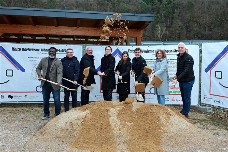 Spatenstich für die Kalte Dorfwärme in Hönningen-Liers (v.l.): Paul Nghahan (Engerie- und Klimaschutzagentur Hessen), Kreisbeigeordneter Horst Gies, Ortsbürgermeister Jürgen Schwarzmann, Staatssekretär Michael Hauer, Ministerialdirektorin und ständige Vertreterin des Chefs der Staatskanzlei Vanessa Fischer, Projektleiter Reiner Pürling, Projektleiterin, Bürgermeister der Verbandsgemeinde Altenahr Dominik Gieler