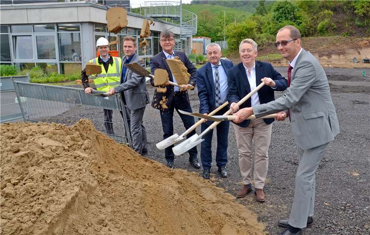 Spatenstich für neues Verwaltungsgebäude der Kreislaufwirtschaft in Ochtendung. V.l.n.r.: Bauleiter Bernd Reiz, Carsten König (Kreislaufwirtschaft), Erster Kreisbeigeordneter Burkhard Nauroth (AZV-Verbandsvorsteher), Landrat Manfred Schnur (stellvertretender AZV-Verbandsvorsteher), Bürgermeisterin Ulrike Mohrs (stellvertretende AZV-Verbandsvorsteherin) und Frank Diederichs, der AZV-Geschäftsführer.Foto:Kreisverwaltung Mayen-Koblenz
