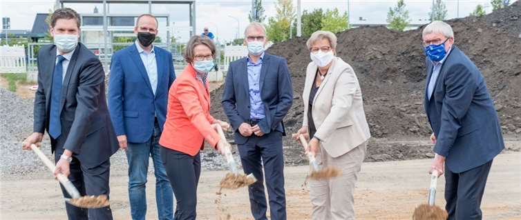 Spatenstich v.l.: Henk Brockmeyer Geschäftsführer BEG NRW, Landtagsabgeordneter Jörn Freynick, Ministerin Ina Scharrenbach, Landtagsabgeordneter Oliver Krauß, Bürgermeisterin Petra Kalkbrenner, Landrat Sebastian Schuster.