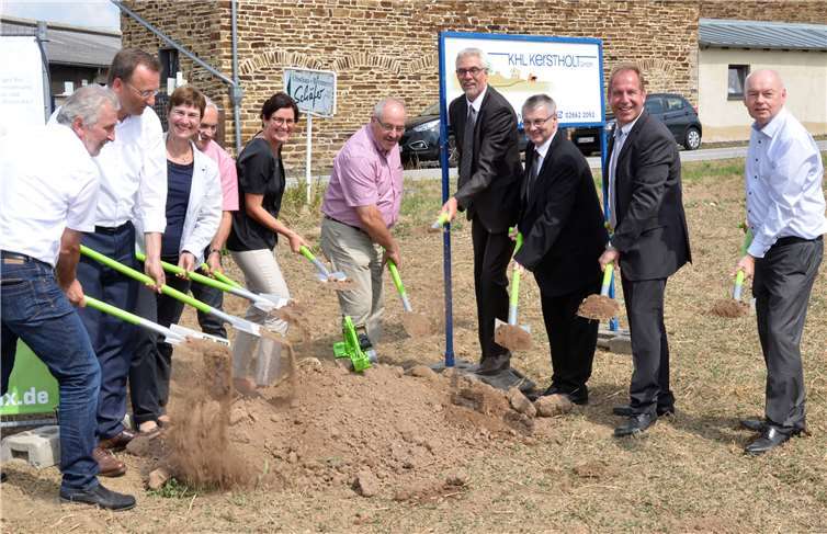 Spatenstich von Inexio für schnelles Internet. Die Kommunale Familie freut sich über den Start der Baumaßnahmen zwischen Dieblich, Rhens und Waldesch.innexio