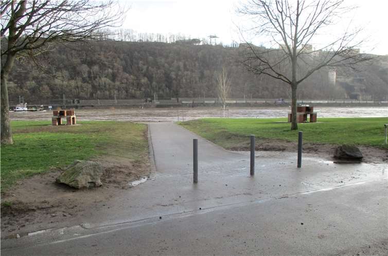 Spaziergängerinnen und Spaziergänger gelangen jetzt barrierefrei vom Schartwiesenweg über die Grillwiese zum Rhein.Foto: Stadt Koblenz