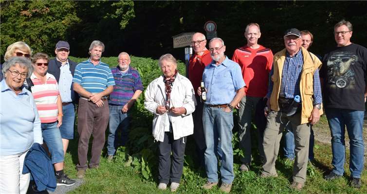 Spaziergang auf dem instand gesetzten St. Josefs-Pfad zum ebenfalls restaurierten Wegschild.