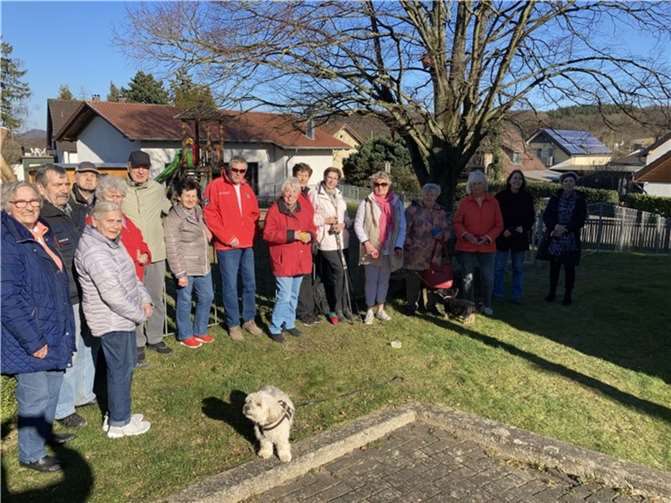 Spaziergangsgruppe Oedingen am Rastplatz, Kapelle St. Marien, Wachtberg-Züllighoven.  Foto: privat